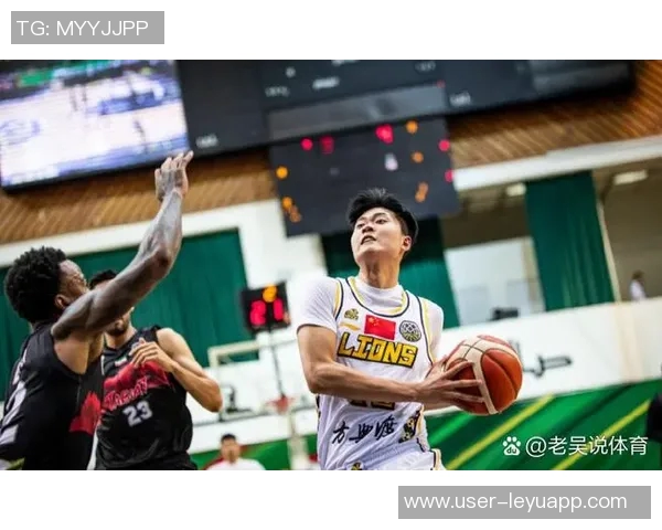 双塔组合表现出色小莫布里与阿伦半场联手贡献15分8篮板助力球队